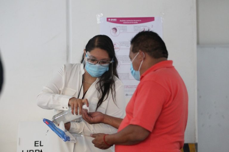 Simulacro sobre medidas sanitarias que se aplicarán en las casillas.
