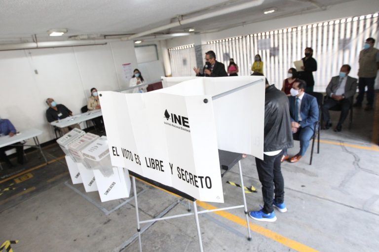 Simulacro sobre medidas sanitarias que se aplicarán en las casillas.