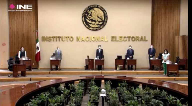 Minuto de silencio por las víctimas de la Línea 12 del metro.