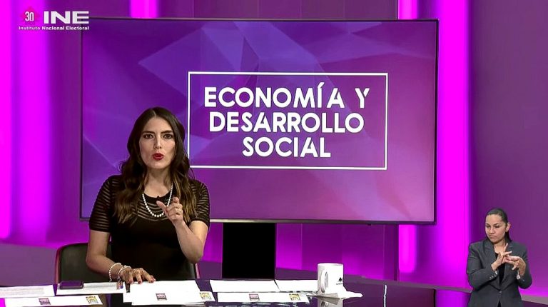 Elena Lozano, moderadora.