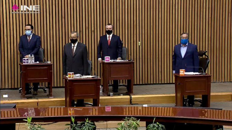Minuto de silencio por las víctimas de la Línea 12 del metro.