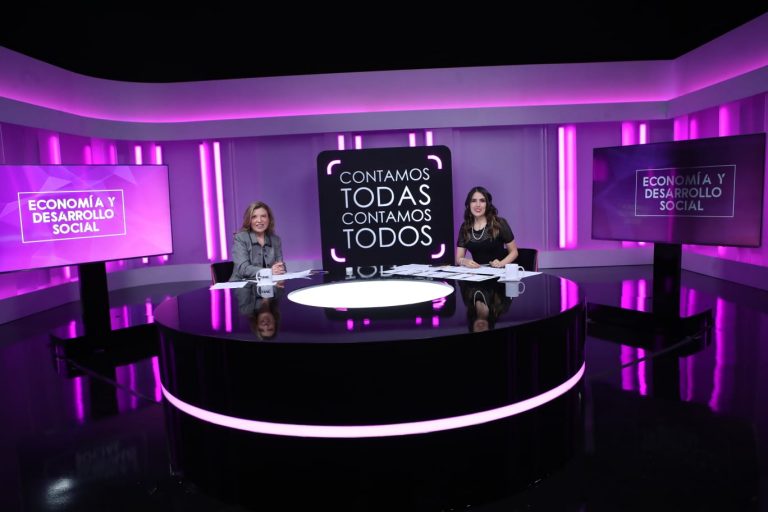 Ivonne Melgar y Elena Lozano, moderadoras.