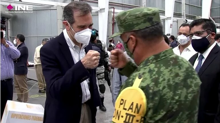 Lorenzo Córdova Vianello, Consejero Presidente del INE y César Augusto Bonilla Orozco, Comandante de la 37 Zona Militar.