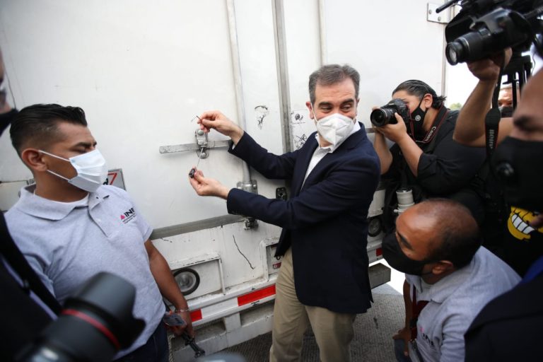 Sellado de camión que transporta documentación electoral.