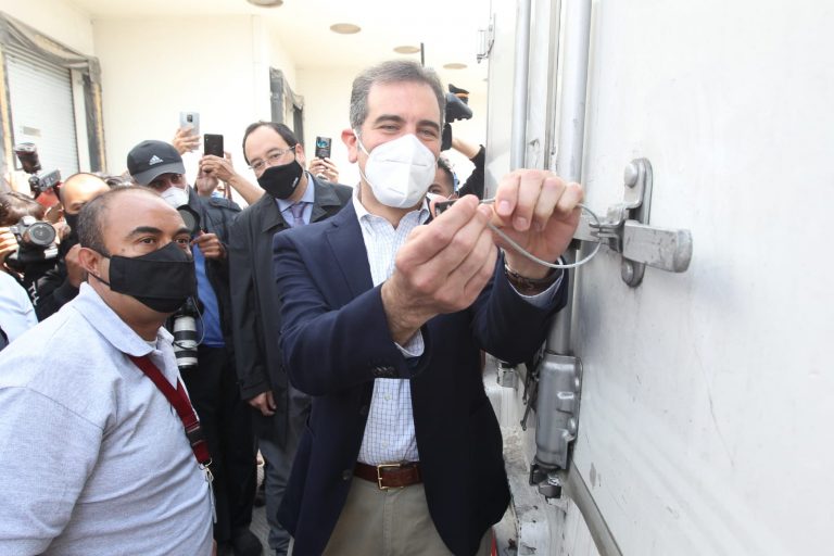 Sellado de camión que transporta documentación electoral.