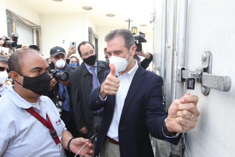 Sellado de camión que transporta documentación electoral.