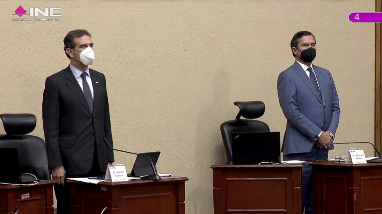 Lorenzo Córdova Vianello Consejero Presidente y Edmundo Jacobo Molina Secretario Ejecutivo del INE en el Minuto de Silencio por el asesinato de Alma Rosa Barragán Santiago la Candidata a la Alcaldía de Moroleón, Guanajuato