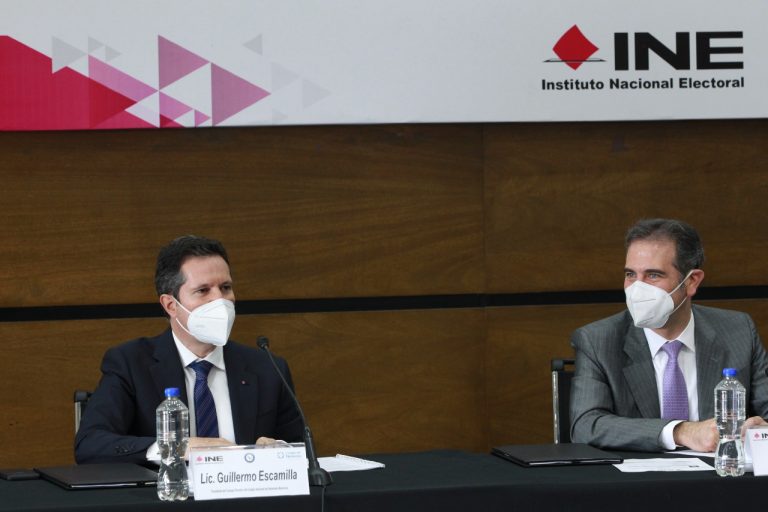 Guillermo Escamilla Narváez Presidente del Consejo Directivo del Colegio Nacional del Notariado Mexicano y Lorenzo Córdova Vianello Consejero Presidente del INE.