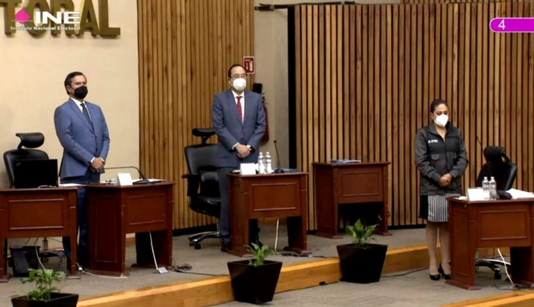 Edmundo Jacobo Molina Secretario Ejecutivo, Ciro Murayama Rendón y Claudia Zavala Pérez Consejera y Consejero Electorales en el Minuto de Silencio por el asesinato de Alma Rosa Barragán Santiago la Candidata a la Alcaldía de Moroleón, Guanajuato.