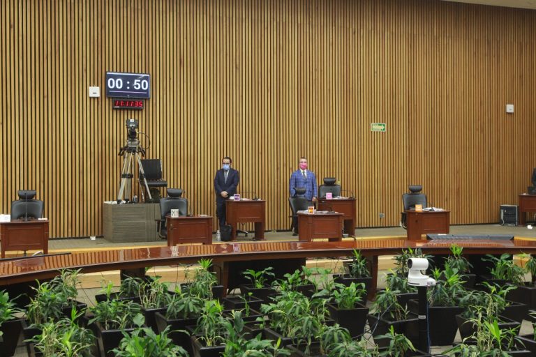 Representantes de Partidos  en el Minuto de Silencio por el asesinato de Alma Rosa Barragán Santiago Candidata a la Alcaldía de Moroleón, Guanajuato.