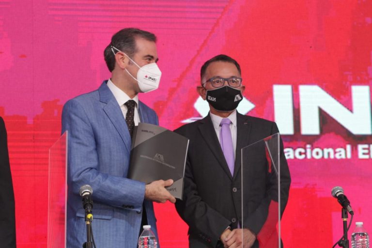 Lorenzo Córdova Vianello Consejero Presidente del INE y José Antonio de los Reyes Secretario General de la UAM.