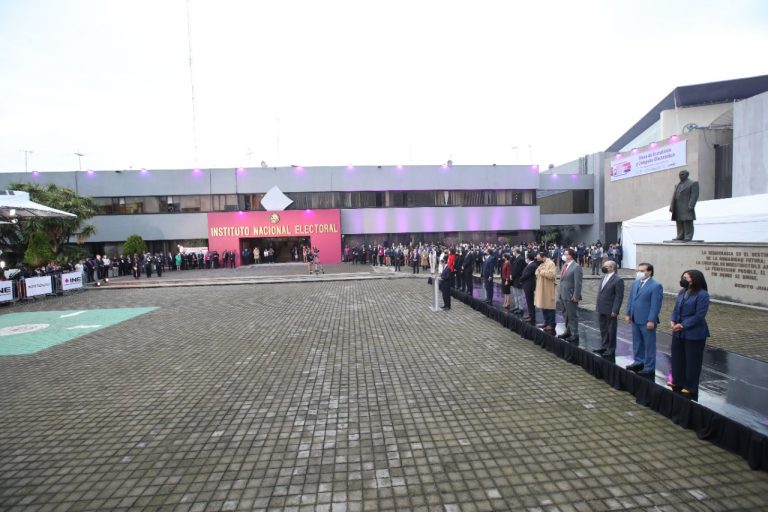 Ceremonia de Honores a la Bandera.