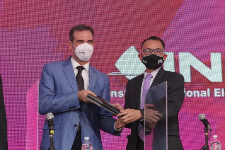 Lorenzo Córdova Vianello Consejero Presidente del INE y José Antonio de los Reyes Secretario General de la UAM.