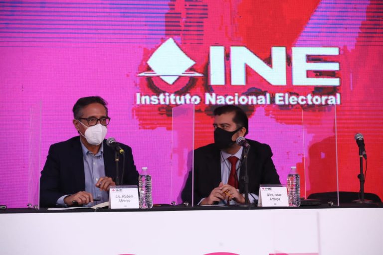 Rubén Álvarez Mendiola, Coordinador Nacional de Comunicación Social del INE y Issac Arteaga Cano Director de Comunicación y Análisis Informativo.