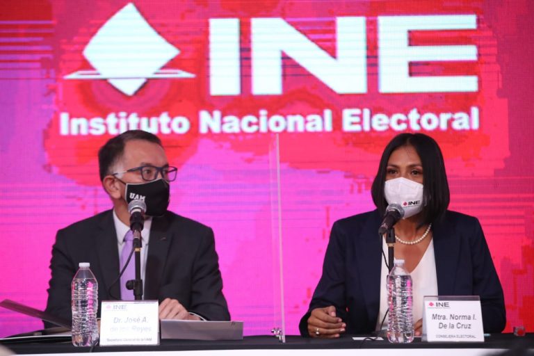 José Antonio de los Reyes Secretario General de la UAM y Norma Irene de la Cruz Magaña, Consejera Electoral del INE.