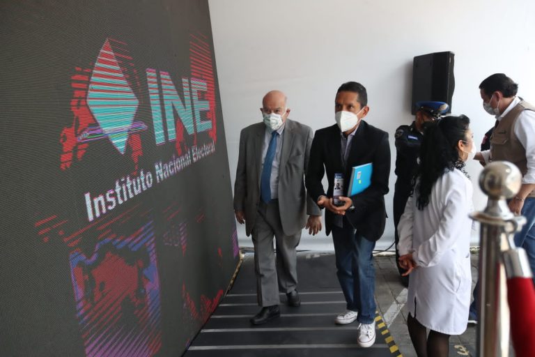 José Miguel Insulza, Senador Chileno y Ex Secretario de la Organización de Estados Americanos (OEA). Presidente de la Misión de la Conferencia Permanente de Partidos Políticos de América Latina y el Caribe (COPPPAL) y Manuel Carrillo Poblano, Coordinador de Asuntos Internacionales del INE.