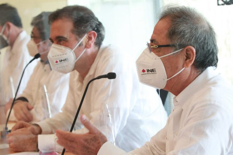 (De izq. a der.)  Uuc-Kib Espadas, Consejero Electoral del INE, Lorenzo Córdova Vianello, Consejero Presidente del INE y Fernando Balmes Pérez, Vocal Ejecutivo de la Junta Local Ejecutiva en Yucatán.