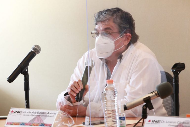 Uuc-Kib Espadas, Consejero Electoral del INE en la conferencia de prensa.