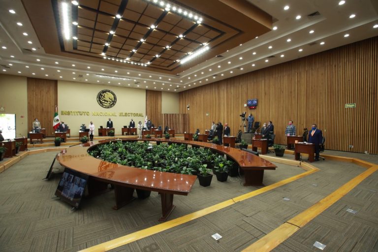 Minuto de silencio en homenaje póstumo a Fernando Zertuche Muñoz ex Secretario Ejecutivo del IFE.