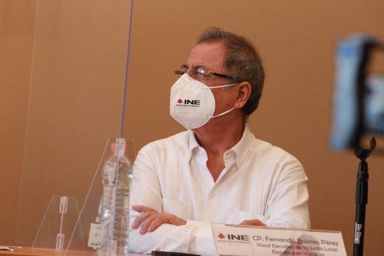 Fernando Balmes Pérez, Vocal Ejecutivo de la Junta Local Ejecutiva en Yucatán en la conferencia de prensa.