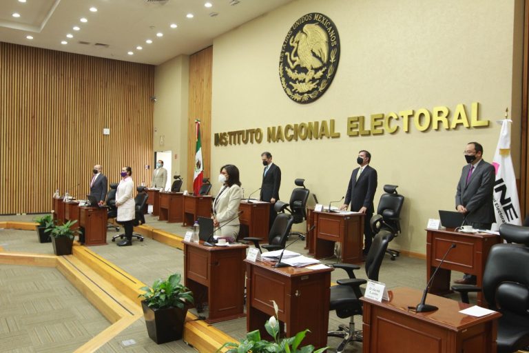 Minuto de silencio en homenaje póstumo a Fernando Zertuche Muñoz ex Secretario Ejecutivo del IFE.