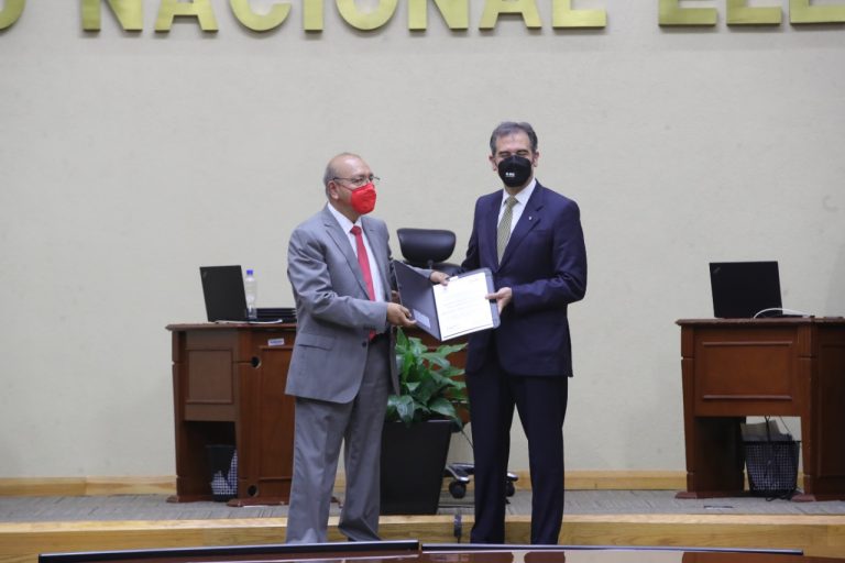 Representante del PRI.