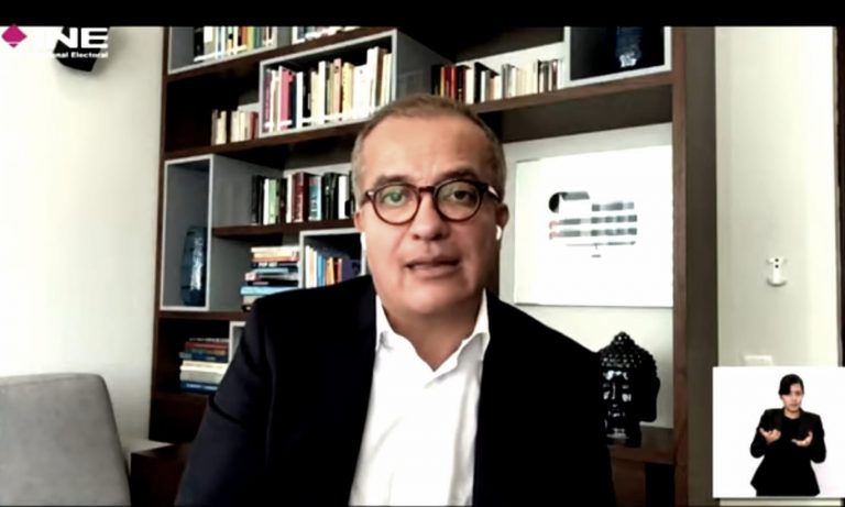 Luis Carlos Ugalde, Compilador del libro.