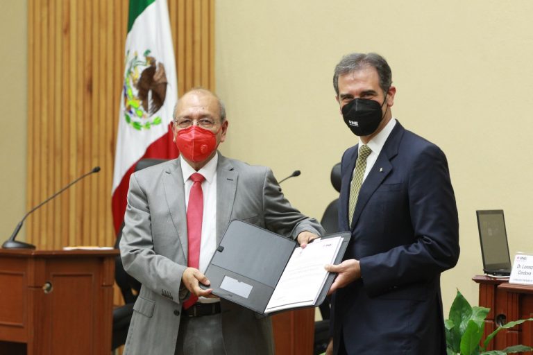 Representante del PRI.