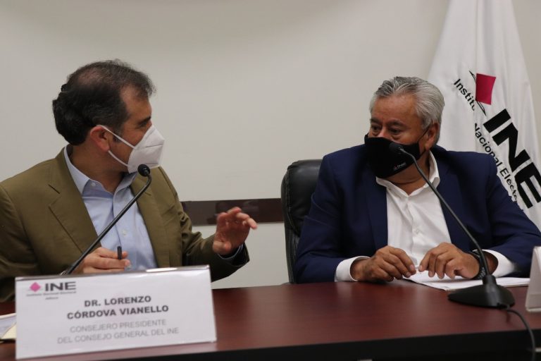 Lorenzo Córdova Vianello, Consejero Presidente del INE y Carlos Manuel Rodríguez Morales, Vocal Ejecutivo de la Junta Local Ejecutiva en Jalisco.