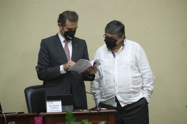 Lorenzo Córdova Vianello, Consejero Presidente y Uuc-Kib Espadas Consejero Electoral.