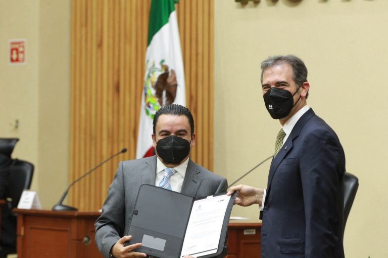 Representante del PVEM.