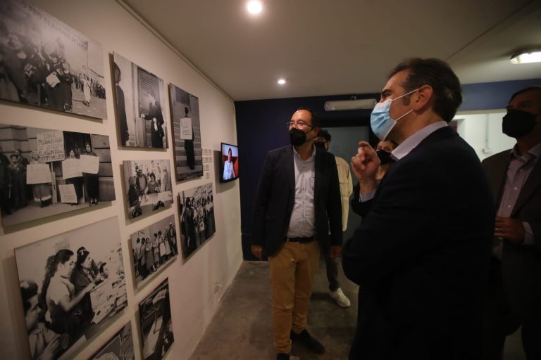 Lorenzo Córdova Vianello, Consejero Presidente del INE y Ciro Murayama Rendón Consejero Electoral en la Exposición "Ciudadanía, democracia y propaganda electoral en México 1910-2018", realizada en el Museo del Objeto (MODO).