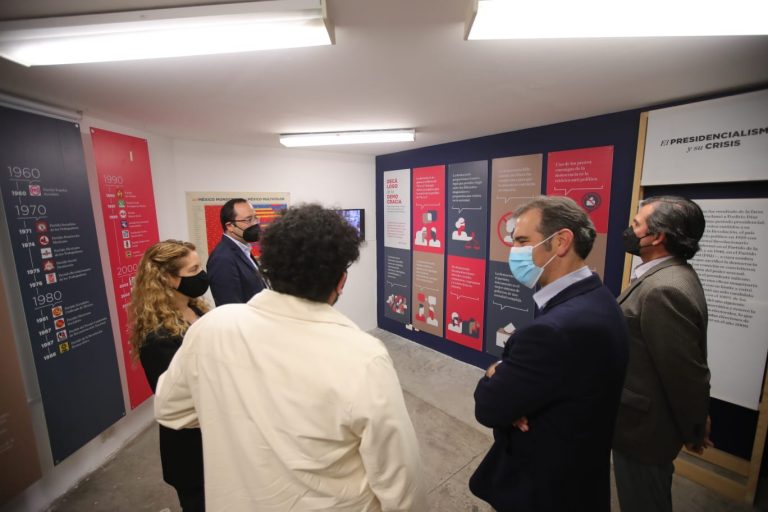 Lorenzo Córdova Vianello, Consejero Presidente del INE y Ciro Murayama Rendón Consejero Electoral en la Exposición "Ciudadanía, democracia y propaganda electoral en México 1910-2018", realizada en el Museo del Objeto (MODO).