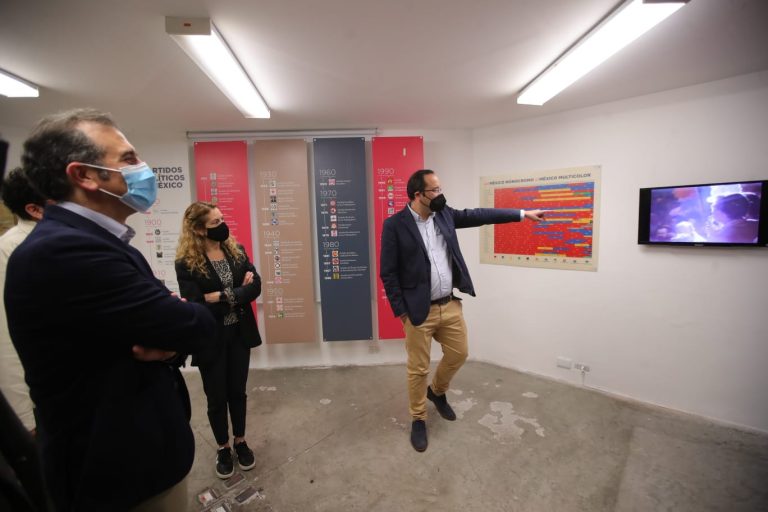 Lorenzo Córdova Vianello, Consejero Presidente del INE y Ciro Murayama Rendón Consejero Electoral en la Exposición "Ciudadanía, democracia y propaganda electoral en México 1910-2018", realizada en el Museo del Objeto (MODO).