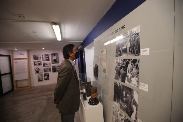 Edmundo JAcobo Molina Secretario Ejecutivo del INE en la Exposición "Ciudadanía, democracia y propaganda electoral en México 1910-2018", realizada en el Museo del Objeto (MODO)