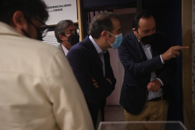 Lorenzo Córdova Vianello, Consejero Presidente del INE y Ciro Murayama Rendón Consejero Electoral en la Exposición "Ciudadanía, democracia y propaganda electoral en México 1910-2018", realizada en el Museo del Objeto (MODO).