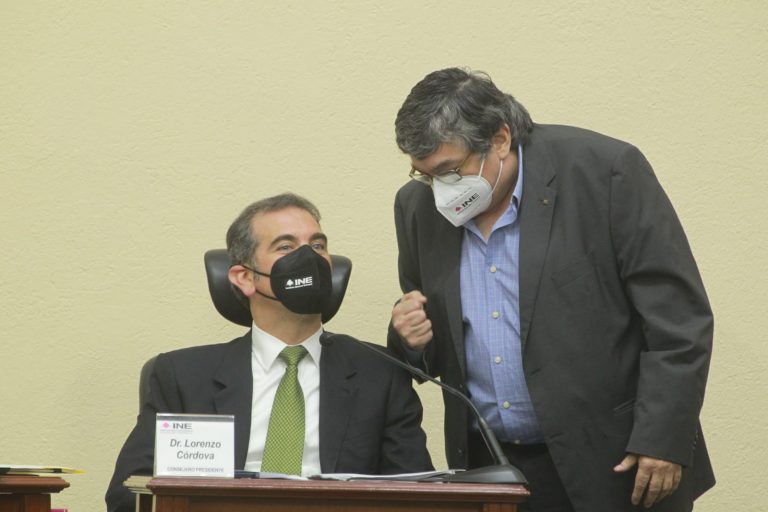 Lorenzo Córdova Vianello Consejero Presidente y Uuc-Kib Espadas Ancona, Consejero Electoral.