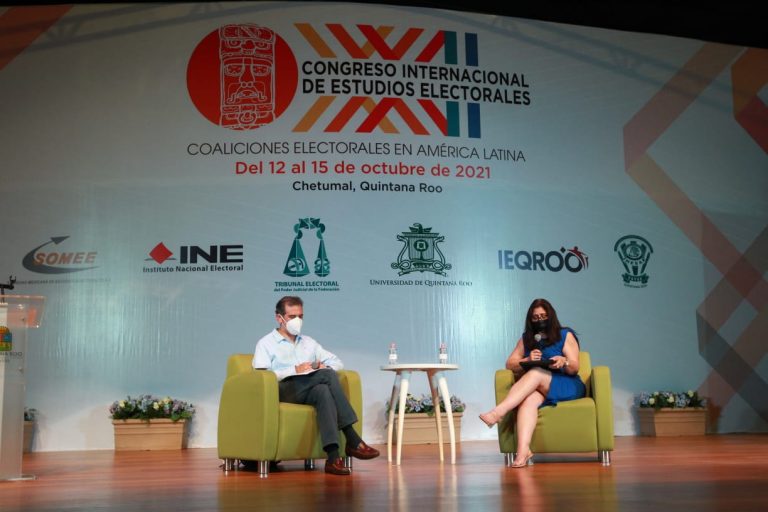 Lorenzo Córdova Vianello, Consejero Presidente del INE y Angélica Cazarin Martínez Presidenta de la Sociedad Mexicana de Estudios Electorales A. C. (SOMEE) en la Conferencia de clausura: Elecciones 2021. Retos y resultados.