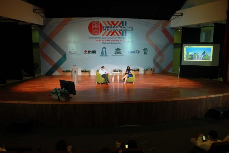 Lorenzo Córdova Vianello, Consejero Presidente del INE y Angélica Cazarin Martínez Presidenta de la Sociedad Mexicana de Estudios Electorales A. C. (SOMEE) en la Conferencia de clausura: Elecciones 2021. Retos y resultados.