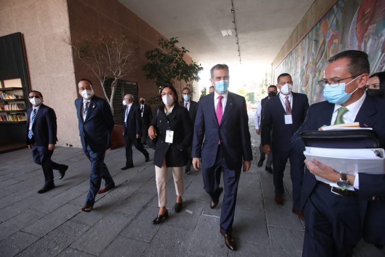Llegada y recibimiento del Dr. Lorenzo Córdova Vianello Consejero Presidente del INE para su Comparecencia ante la Cámara de Diputados.