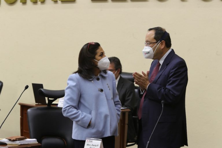 Claudia Zavala Pérez y Ciro Murayama Rendón , Consejera y Consejero Electorales.