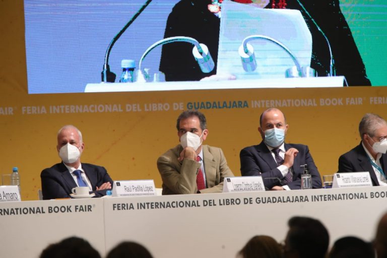 Raúl Padilla López, Presidente de la FIL y Lorenzo Córdova Vianello, Consejero Presidente del INE.