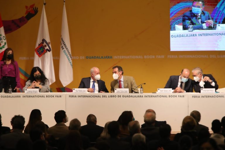 Raúl Padilla López, Presidente de la FIL y Lorenzo Córdova Vianello, Consejero Presidente del INE.