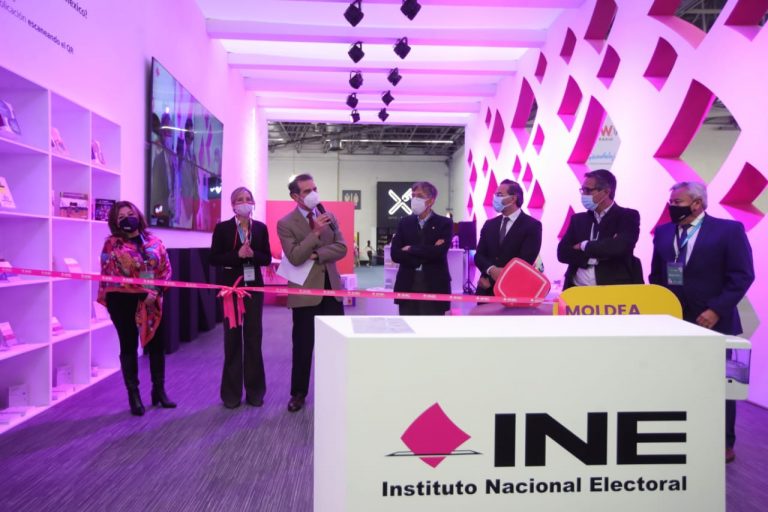 Inauguración del stand del INE en la Feria Internacional del Libro.