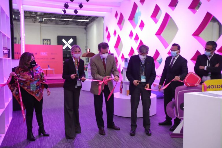 Inauguración del stand del INE en la Feria Internacional del Libro.