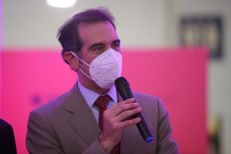 Lorenzo Córdova Vianello, Consejero Presidente del INE en la Inauguración del stand del INE en la Feria Internacional del Libro.