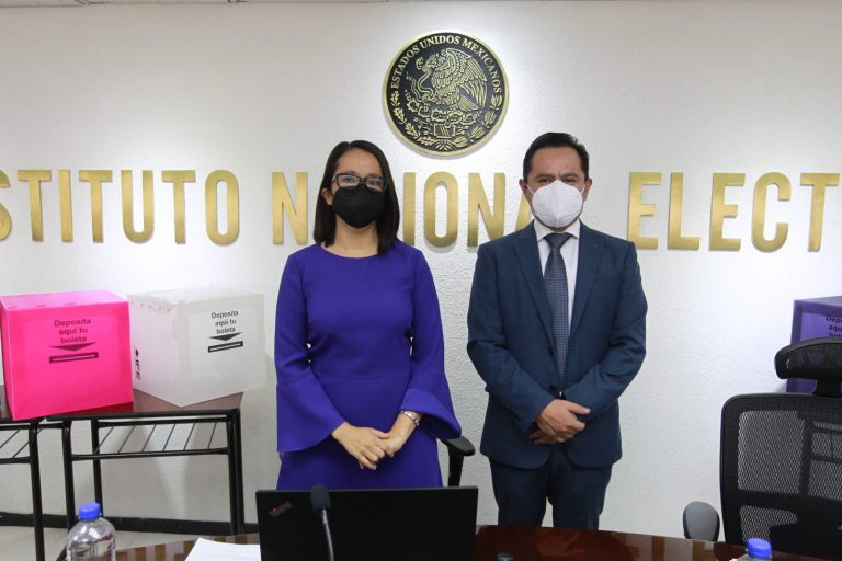 Yesenia Nava Manzano Vocal de Capacitación Electoral y Educación Cívica y Donaciano Muñoz Loyola, Vocal Ejecutivo de la Junta Ejecutiva de la Ciudad de México.