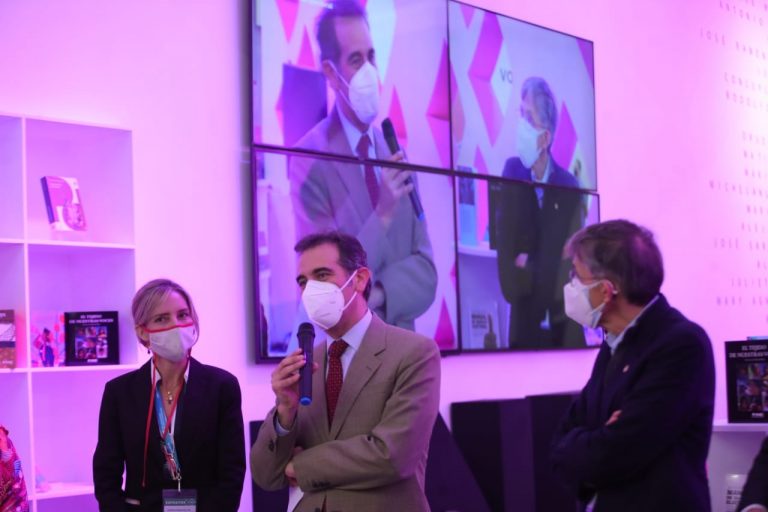 Lorenzo Córdova Vianello, Consejero Presidente del INE en la Inauguración del stand del INE en la Feria Internacional del Libro.