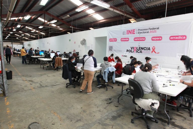 Recorrido del Consejero Presidente Dr. Lorenzo Córdova Vianello, Edmundo Jacbo Molina Secretario Ejecutivo y René Miranda Jaimes al Centro Nacional de Impresión (Charco Azul).