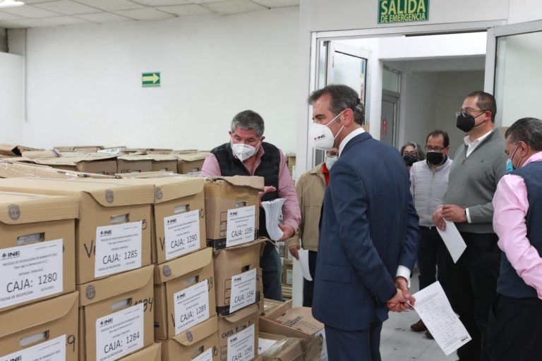 Recorrido del Consejero Presidente Dr. Lorenzo Córdova Vianello, Edmundo Jacbo Molina Secretario Ejecutivo y René Miranda Jaimes al Centro Nacional de Impresión (Charco Azul).